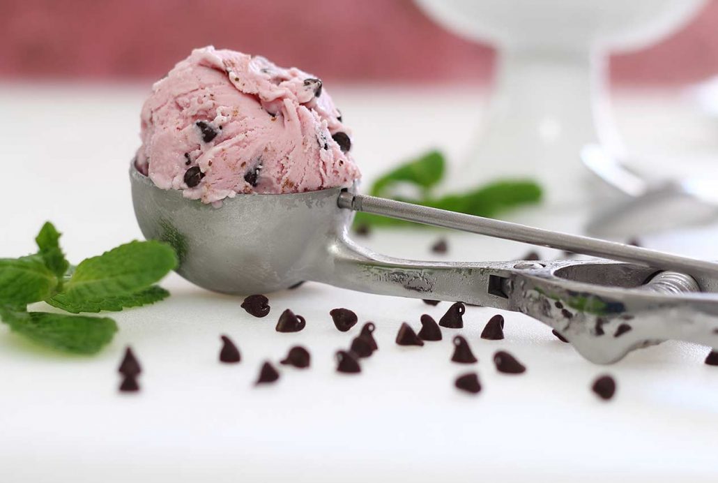 easy paleo recipe for peppermint chocolate chip ice cream
