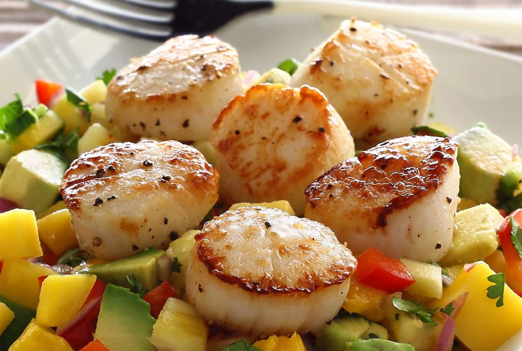 easy paleo recipe for seared scallops with mango-pineapple salsa
