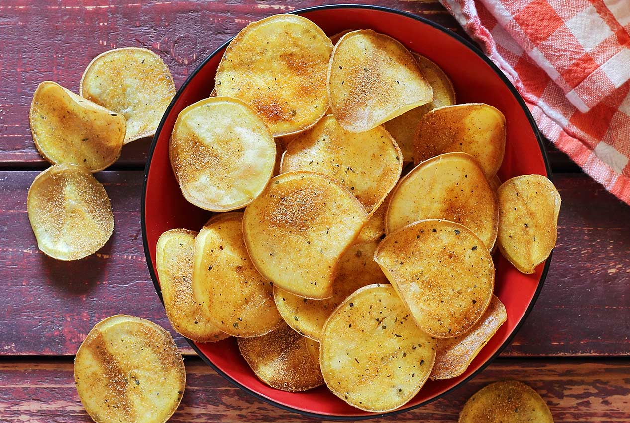 Картофельные чипсы в каком году придумали. Картофельные чипсы. Чипсы из картофеля. Чипсы в духовке. Картофельные слайсы.