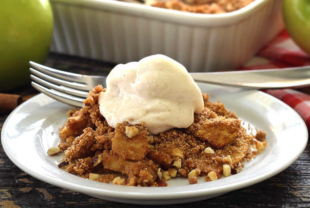 easy paleo recipe for apple crisp with a crunchy crumble
